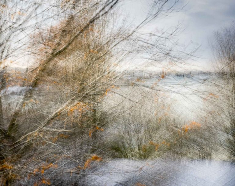 Erster Schnee im Spätherbst. Abstrakt